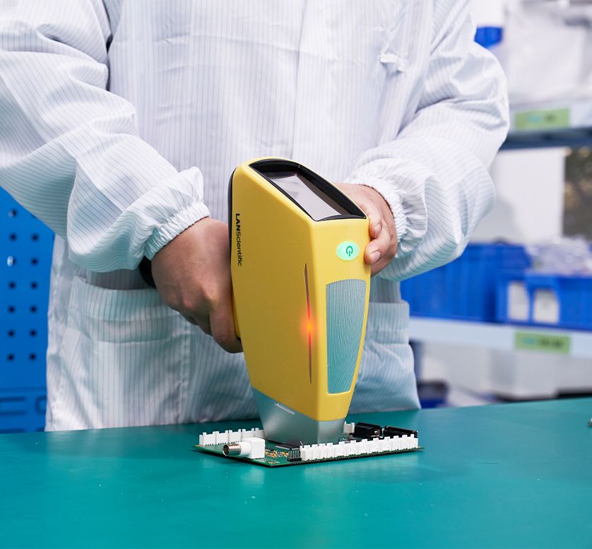 Analizzatore XRF LANScientific TrueX in uso su scheda elettronica per verifica materiali